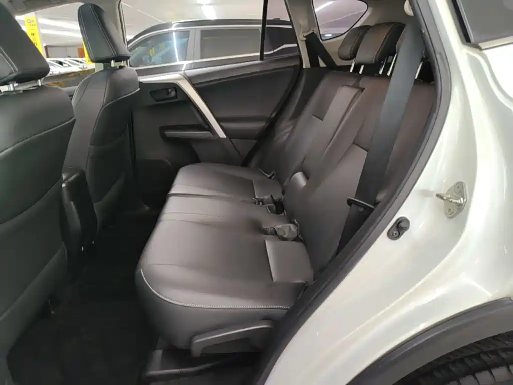 Toyota RAV4 2018 — фото 17