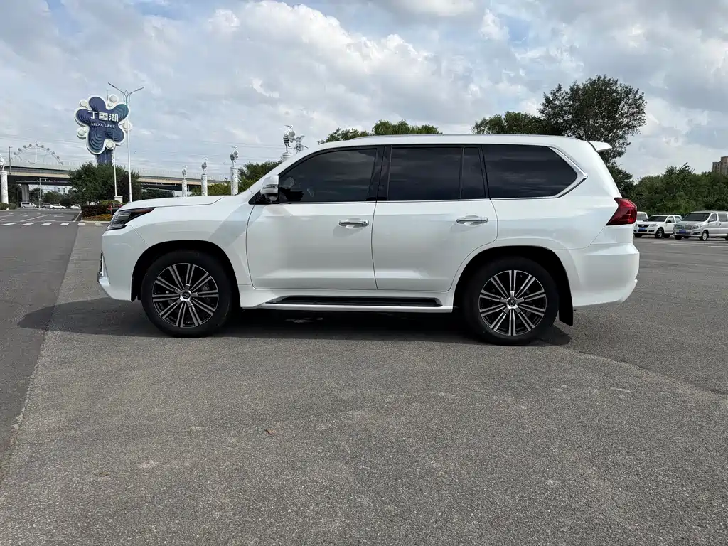Lexus LX 2018 — фото 8
