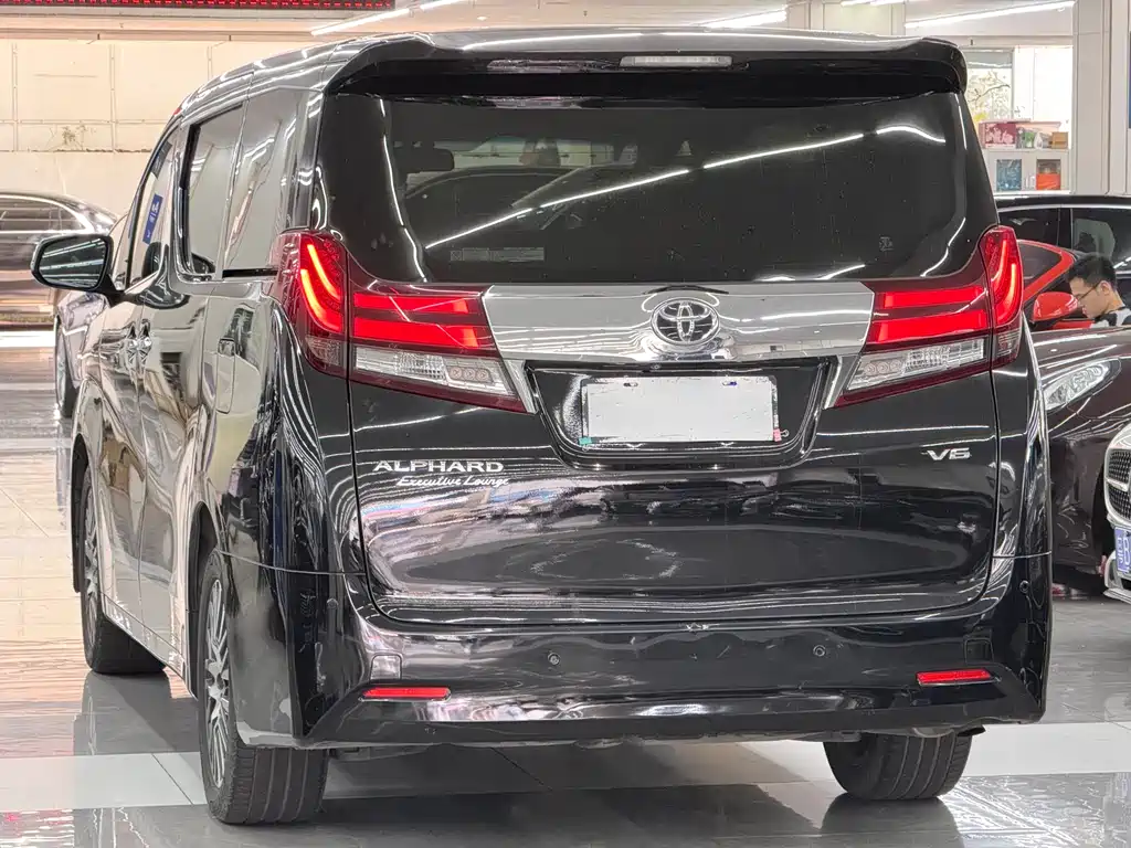Toyota Alphard 2017 — фото 13