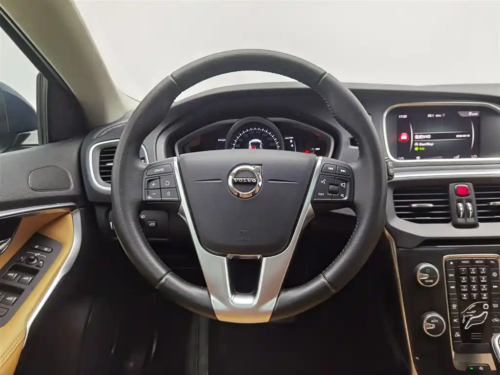Volvo V40 2017 — фото 11