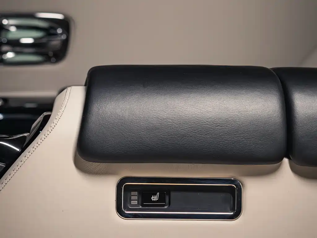 Rolls-Royce Phantom 2015 — фото 12