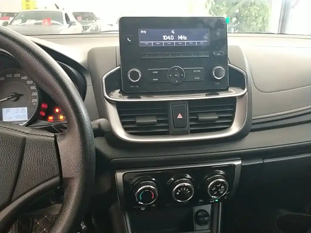 Toyota Yaris L 2020 — фото 13