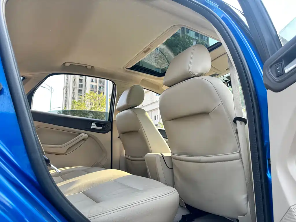 Ford Focus 2014 — фото 19