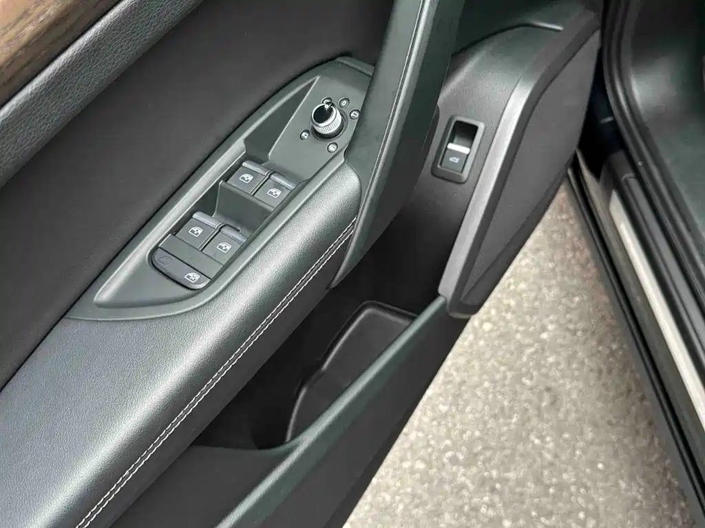 Audi Q5L 2023 — фото 19
