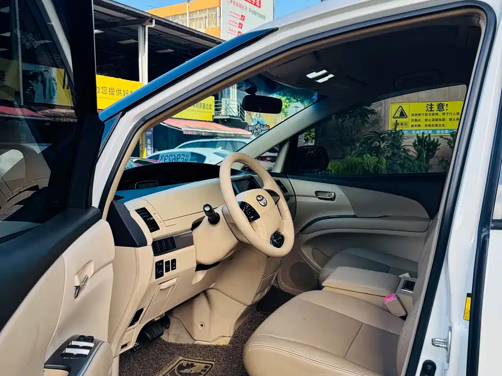 Toyota Previa 2015 — фото 7