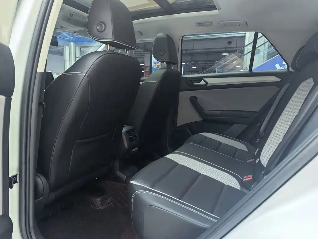 Volkswagen T-Roc 2023 — фото 13