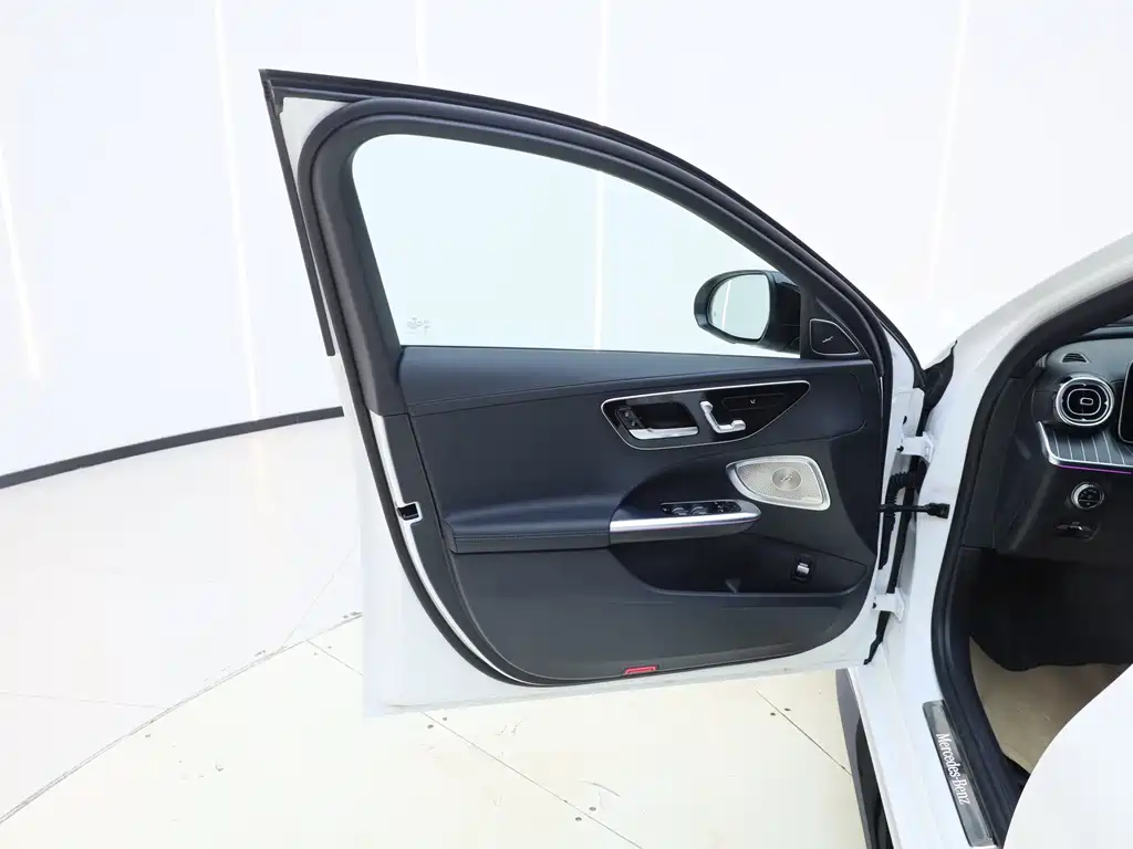 Mercedes-Benz C-Class 2024 — фото 11