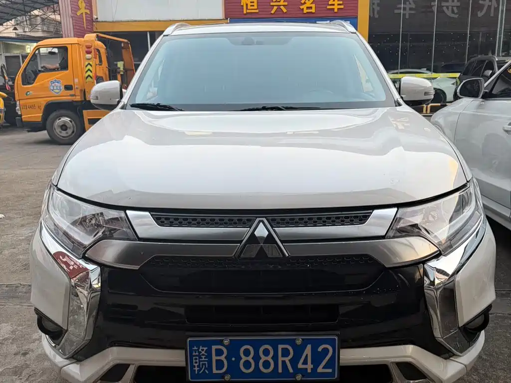 Mitsubishi Outlander 2022 — фото 2