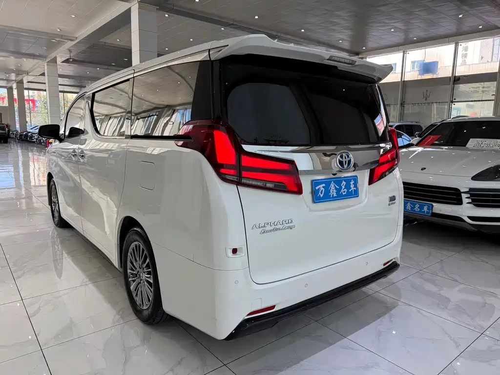 Toyota Alphard 2021 — фото 18