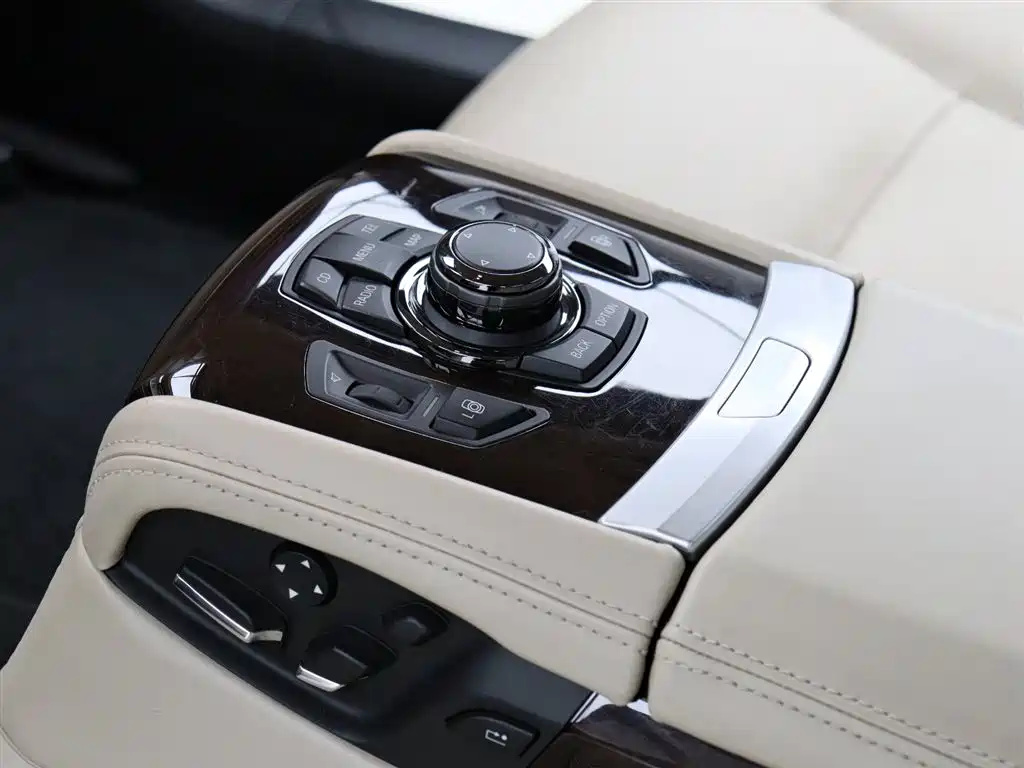 BMW 7 Series 2012 — фото 9