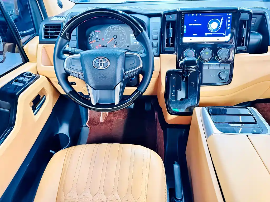 Toyota Hiace 2023 — фото 5