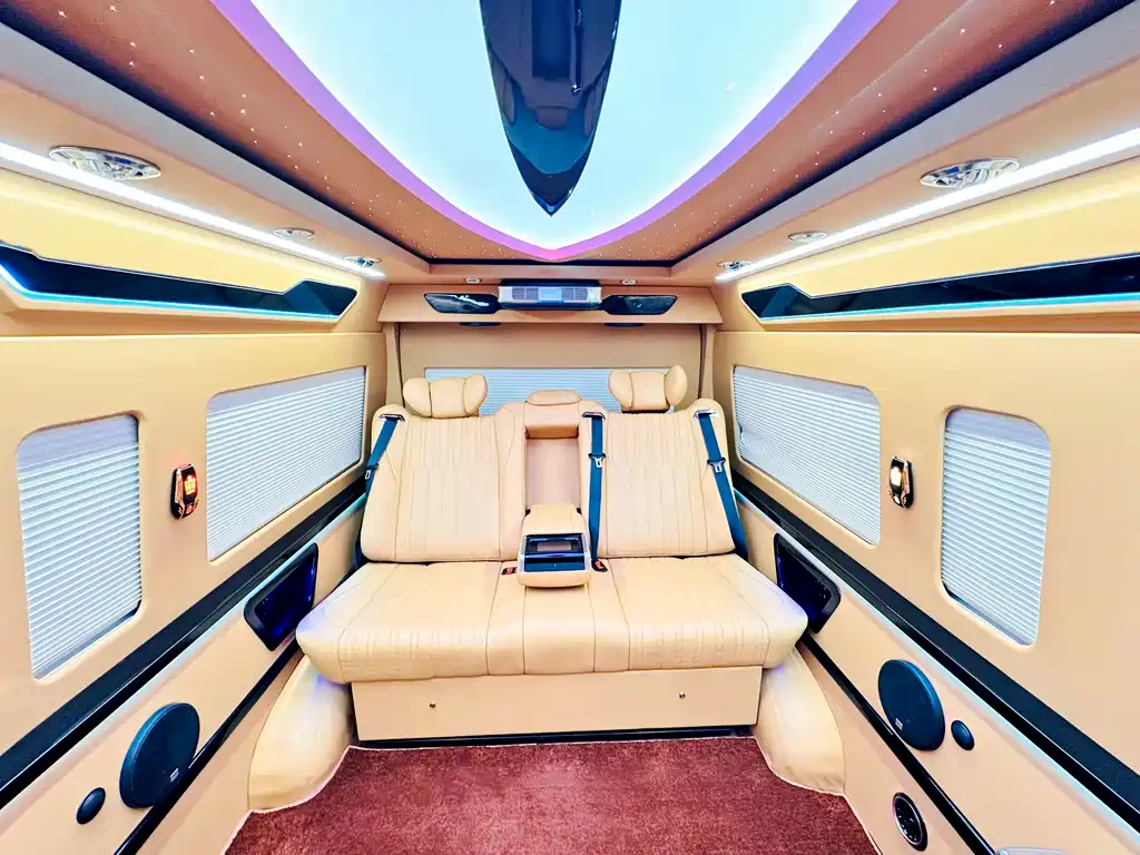 Toyota Hiace 2023 — фото 4