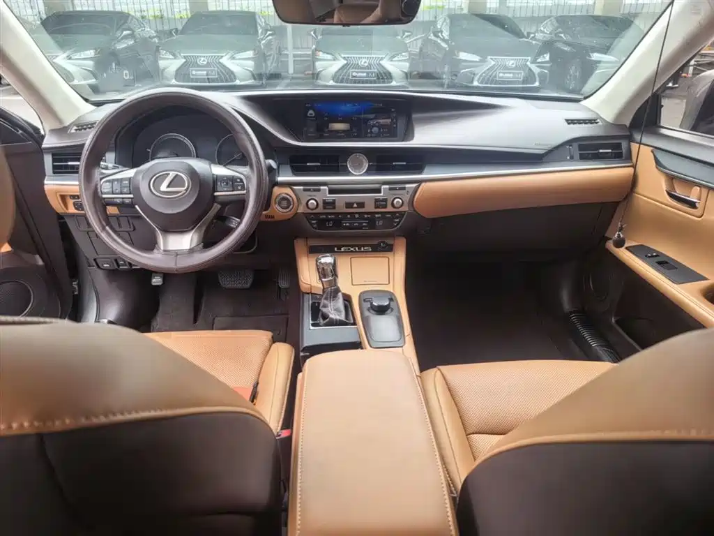 Lexus ES 2018 — фото 10