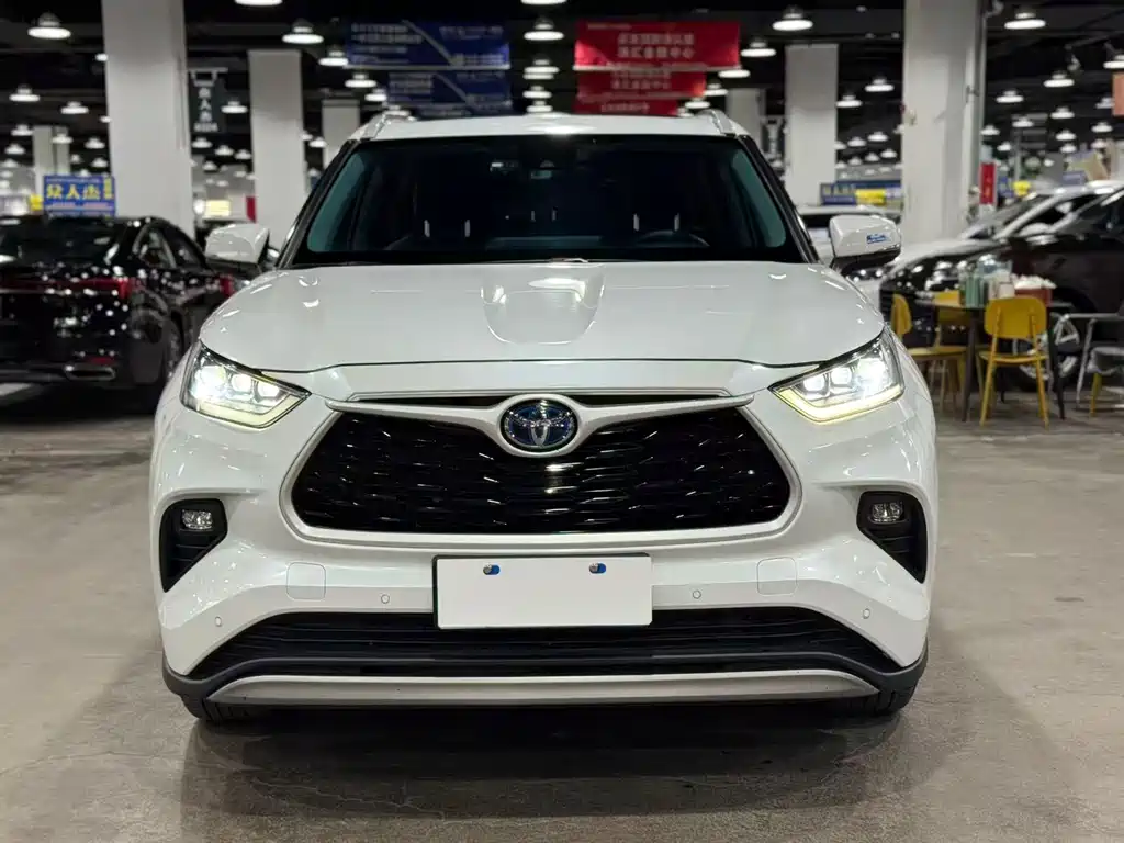Toyota Highlander 2023 — фото 1