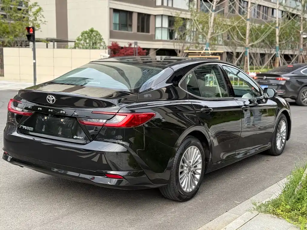 Toyota Camry 2024 — фото 4