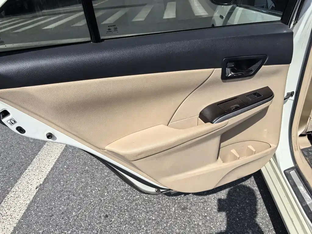Toyota Camry 2014 — фото 18