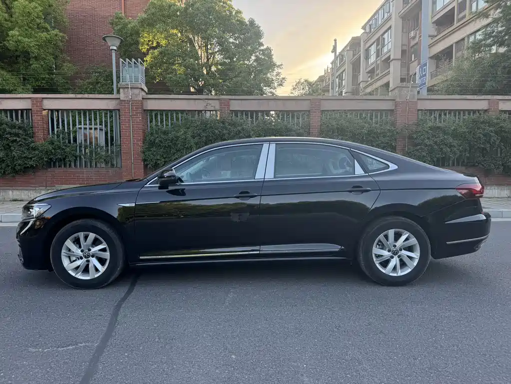 Volkswagen Passat PHEV 2025 — фото 10