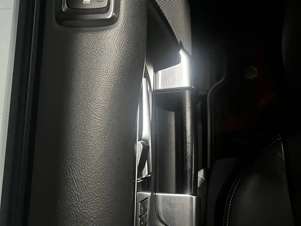Land Rover Discovery 2016 — фото 11