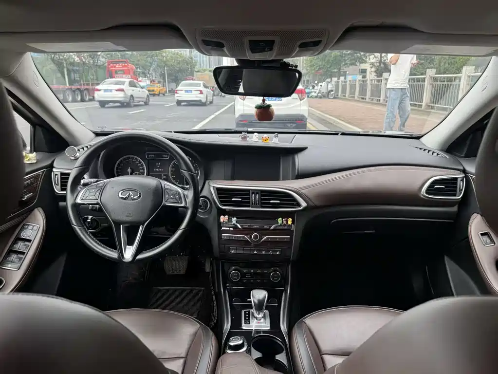 Infiniti QX30 2017 — фото 11