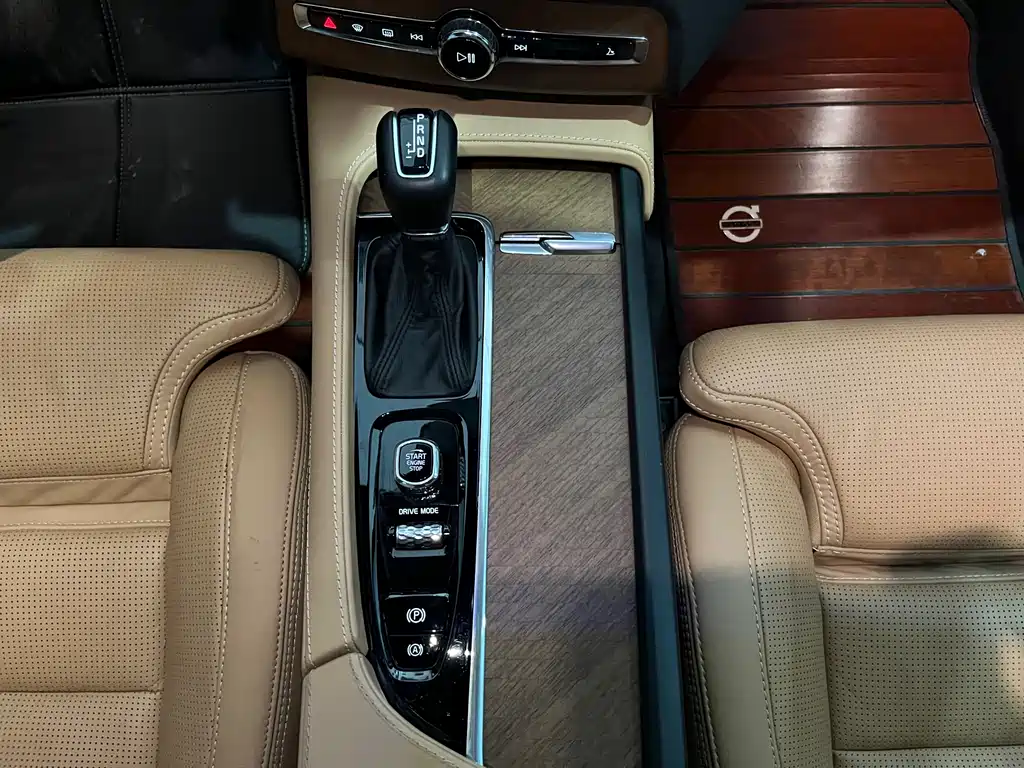 Volvo XC90 2019 — фото 17