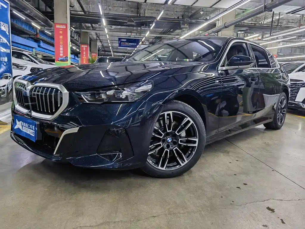 BMW 5 Series 2025 — фото 1
