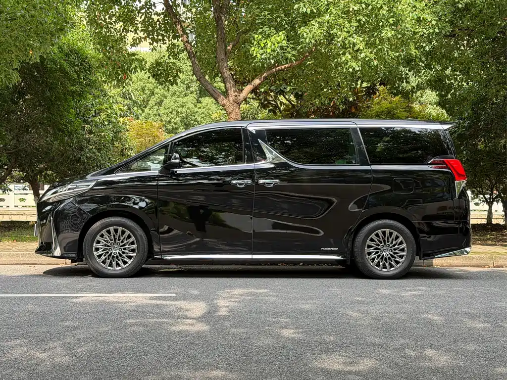 Lexus LM 2022