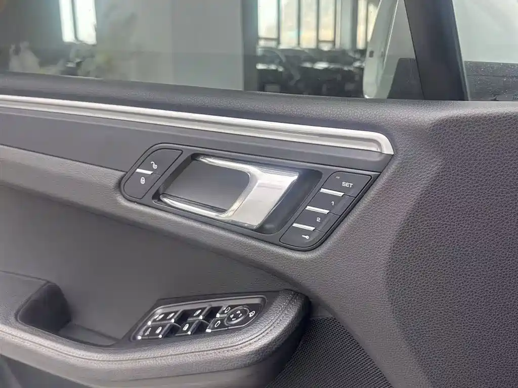 Porsche Macan 2017 — фото 15