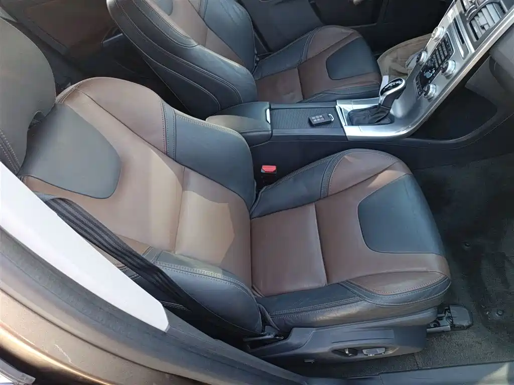 Volvo XC60 2017 — фото 17