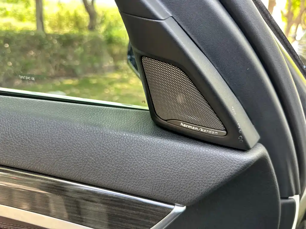 BMW 5 Series 2017 — фото 9