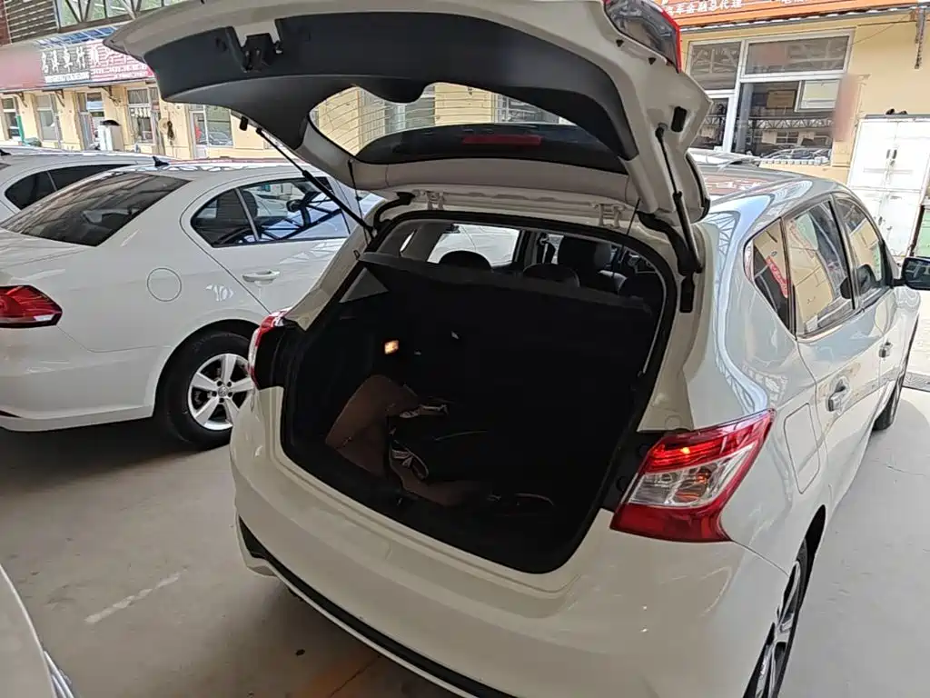 Nissan Tiida 2017 — фото 19