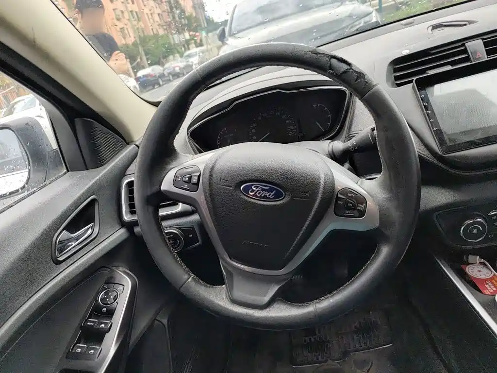 Ford Escort 2016 — фото 11