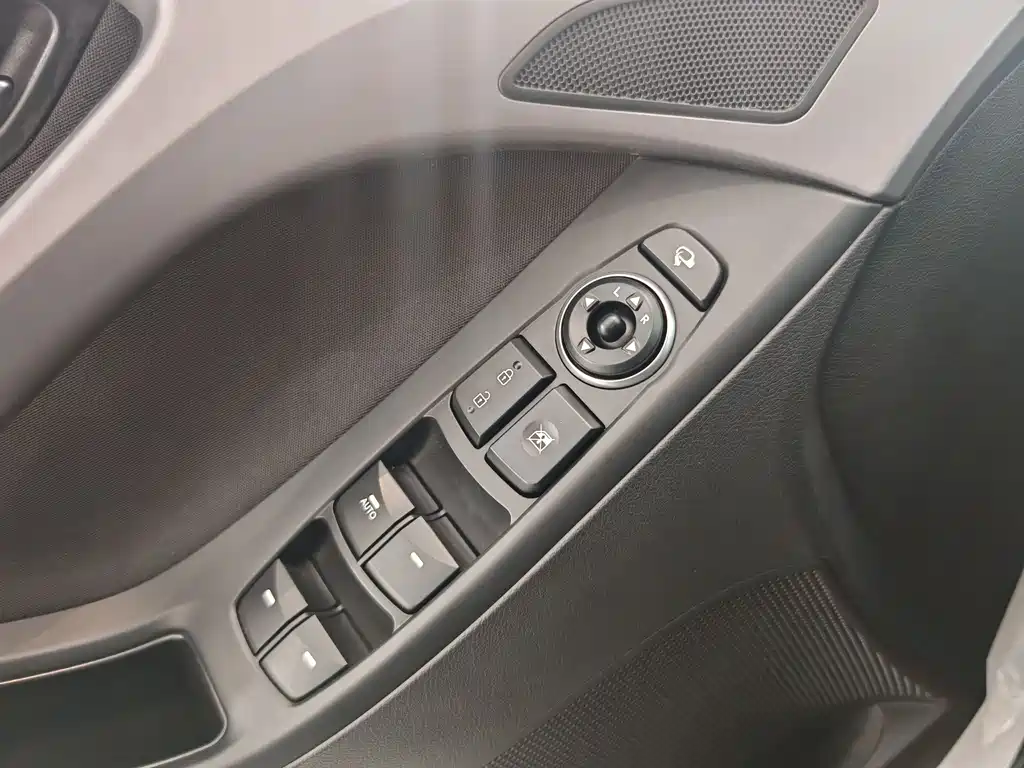 Hyundai Elantra Langdong 2018 — фото 12