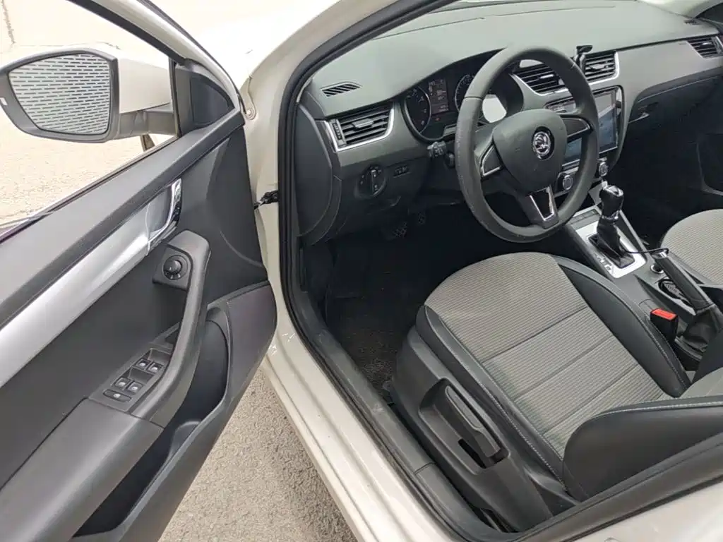 Skoda Octavia 2017 — фото 23