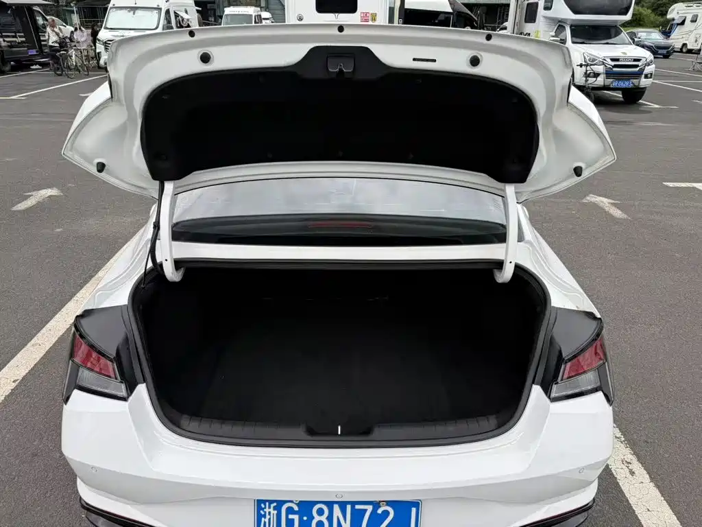 Hyundai Elantra 2023 — фото 10