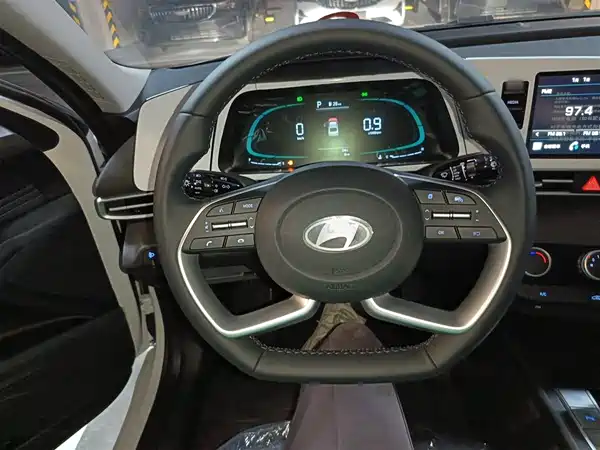 Hyundai Elantra 2023