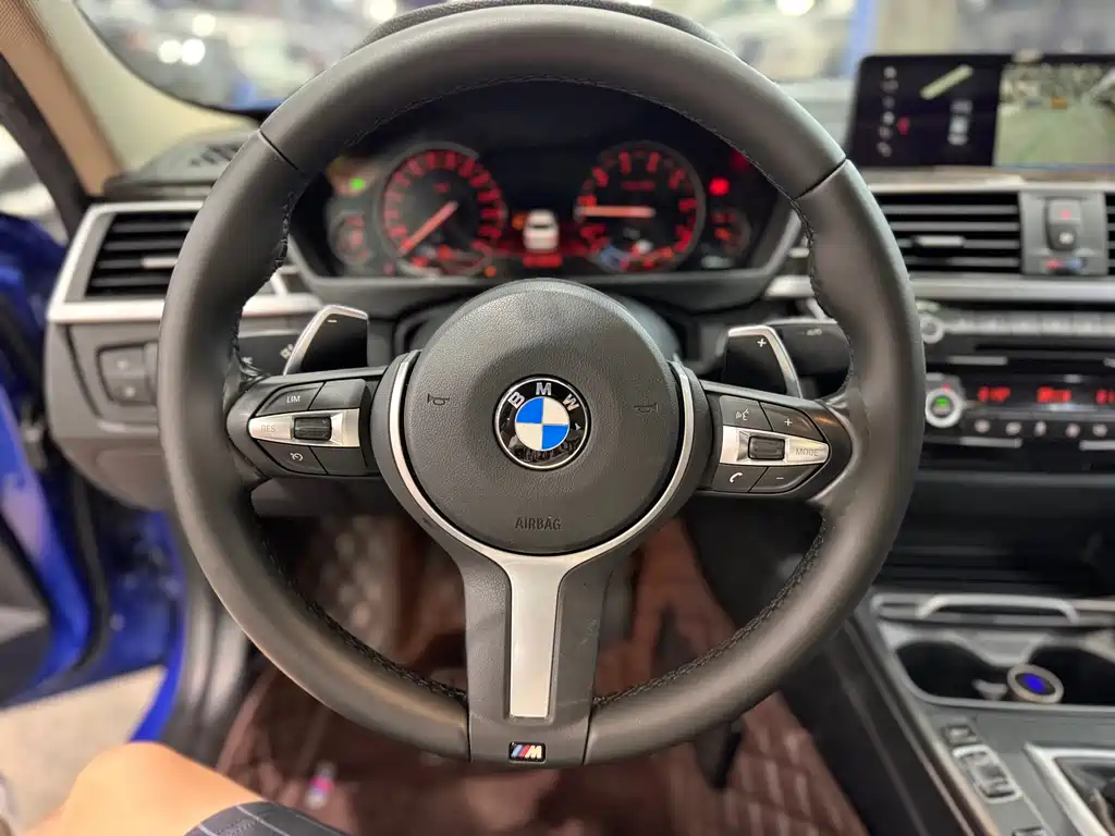BMW 3 Series 2018 — фото 21