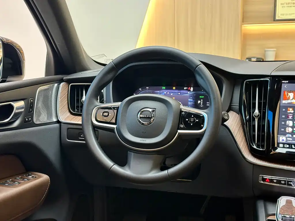Volvo XC60 PHEV 2024 — фото 10