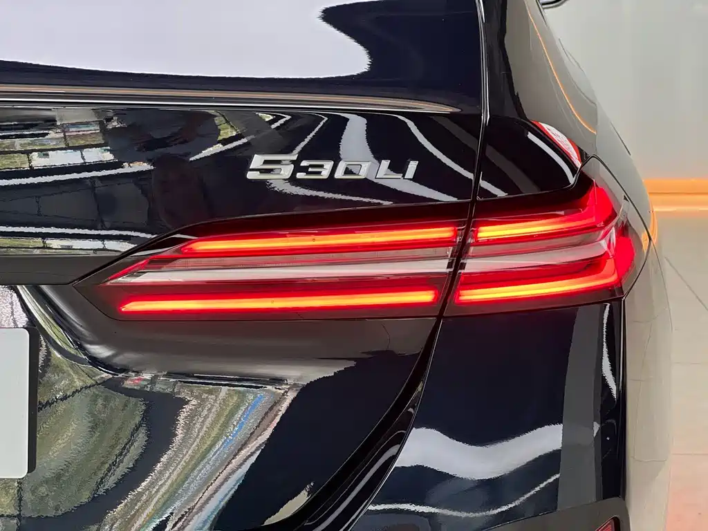 BMW 5 Series 2025 — фото 18
