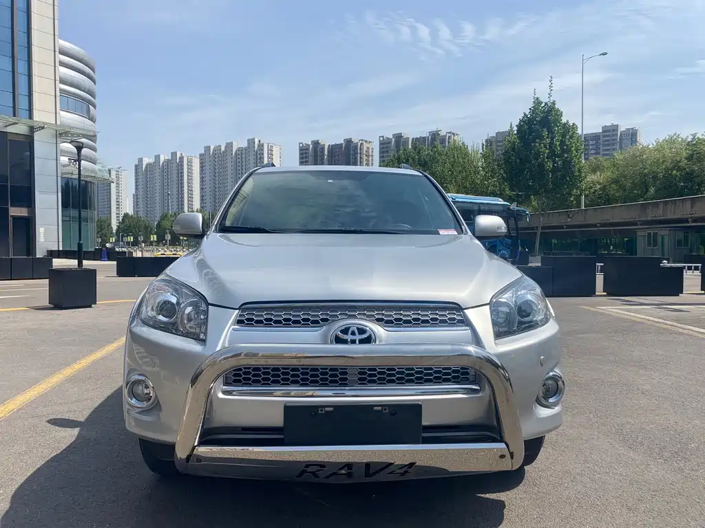 Toyota RAV4 2013 — фото 2