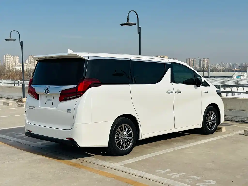 Toyota Alphard 2023 — фото 4