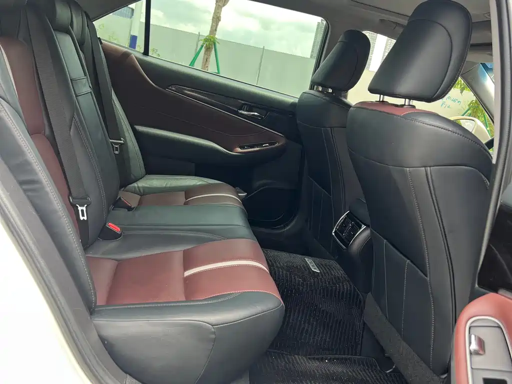 Toyota Crown 2017 — фото 10