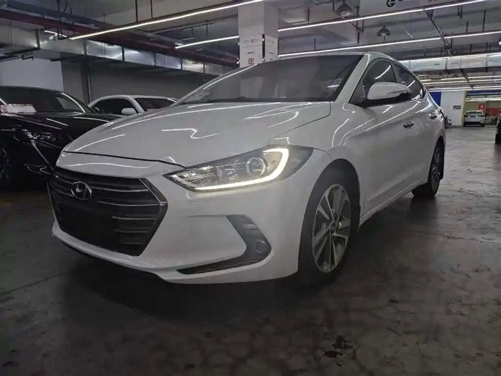 Hyundai Elantra 2017 — фото 1