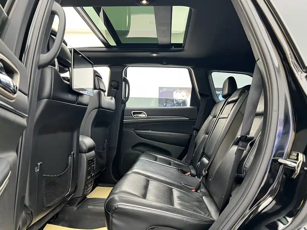 Jeep Grand Cherokee 2019 — фото 14