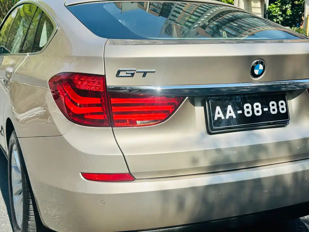 BMW 5 Series GT 2011 — фото 8