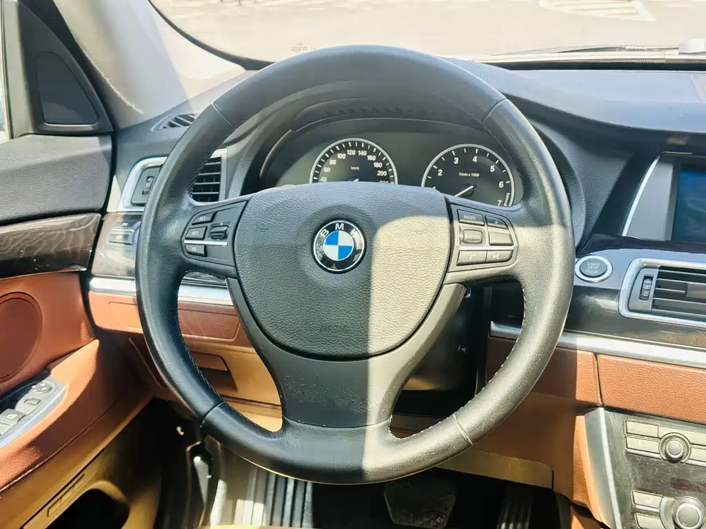 BMW 5 Series GT 2011 — фото 30