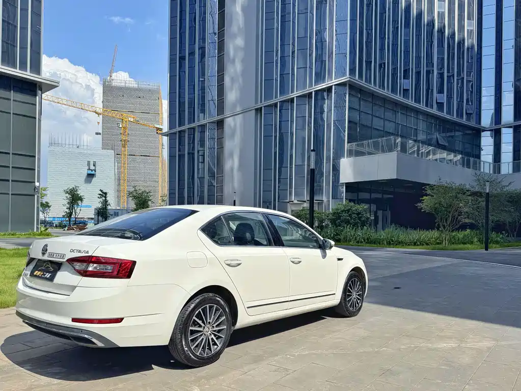 Skoda Octavia 2018 — фото 9
