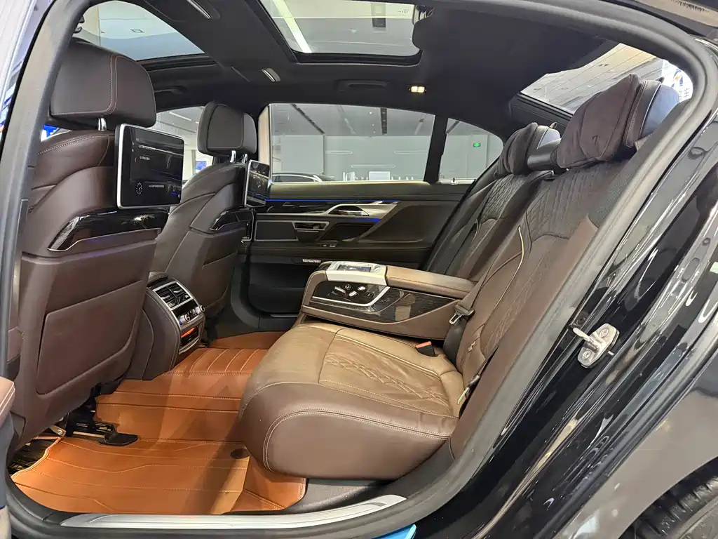 BMW 7 Series 2018 — фото 10