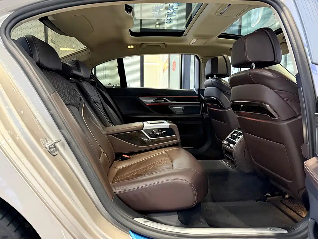 BMW 7 Series 2020 — фото 10