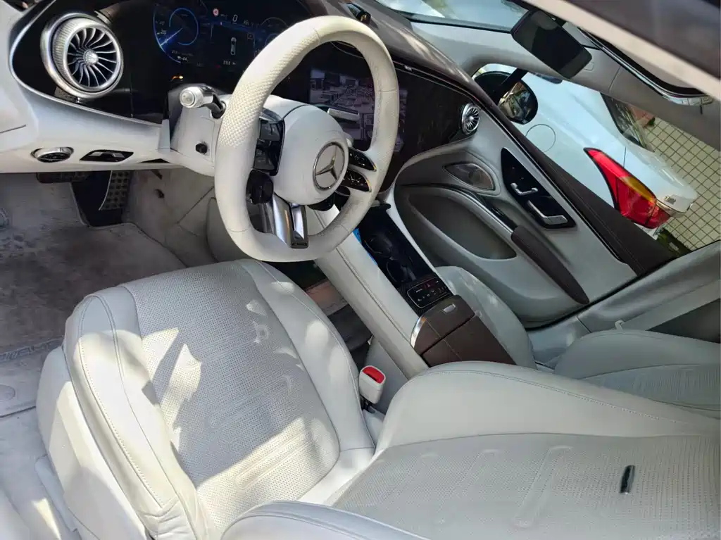 Mercedes-Benz EQS AMG 2024 — фото 12