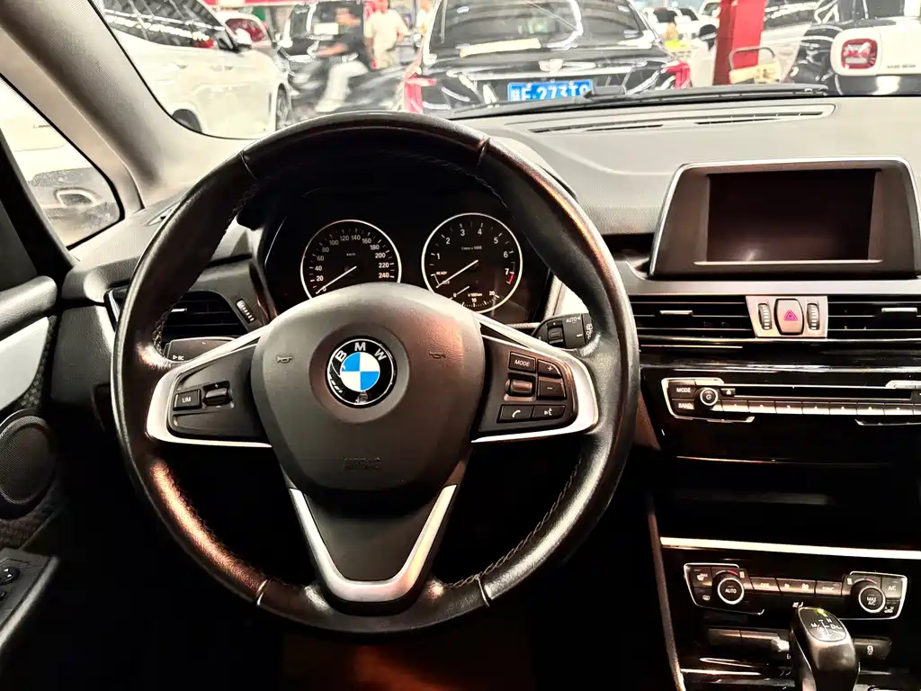 BMW 2 Series Station Wagon 2017 — фото 9